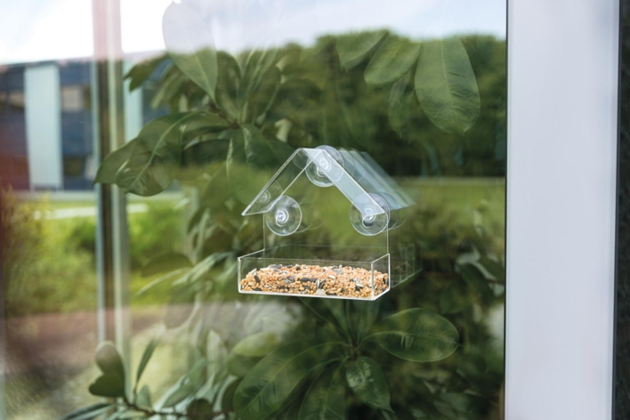 Foder dispenser til vinduesrude